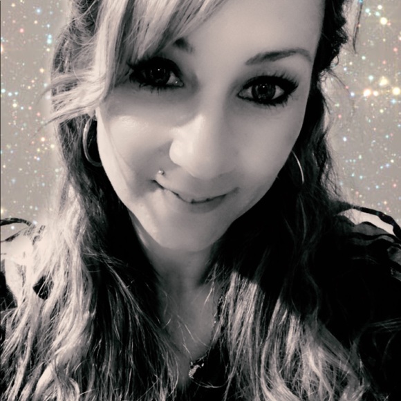 Meet your Posher, Tiara - Picture 1 of 2